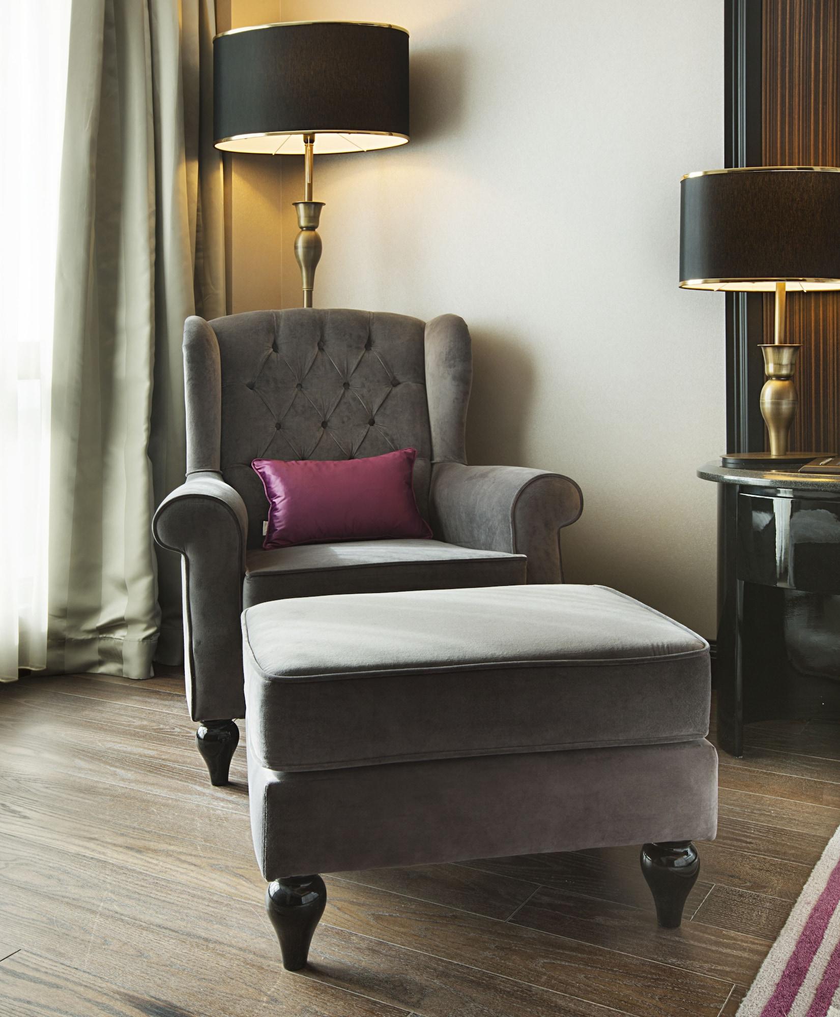 Dedeman Bostanci Istanbul Hotel & Convention Center Exteriör bild A chair with a footstool